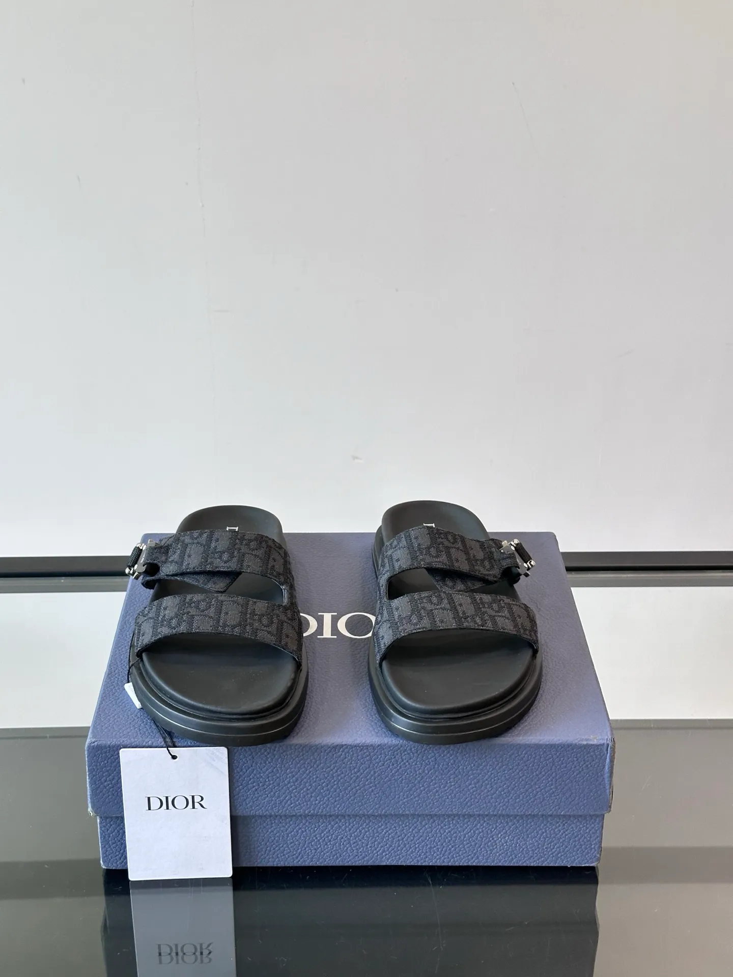 Factory price: 300💰Dior Aqua men's sandals and slippers. Showcasing Dior haute couture design. The Dior gray suede strap is accented with an aluminum Dior buckle for added style. Paired with a comfortable tonal notch sole, they pair easily with shorts or jeans for a sophisticated look. Main body: suede cow leather, technical fabric lining: cow leather, with adjustable straps, aluminum Dior buckle, Dior gray EVA insole, tonal notch rubber outsole splicing structure👌👌 size: 38-44 (45.46 customized)